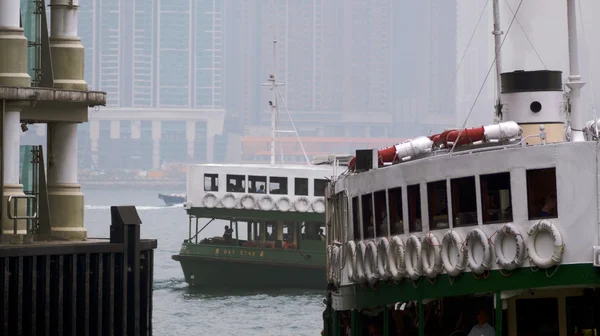 Hong kong. in de baai van victoria. — Stockfoto