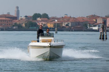 21.04.2019. İtalya. Venedik. Venedik gölünde tekne..
