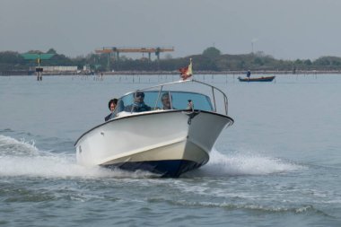 21.04.2019. İtalya. Venedik. Venedik gölünde tekne..