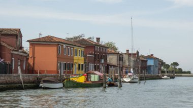 21.04.2019. İtalya. Venedik. Burano adasının kanalında.