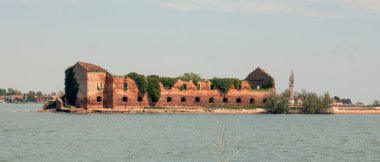  İtalya. Venedik. Venedik gölünde terk edilmiş bir bina..