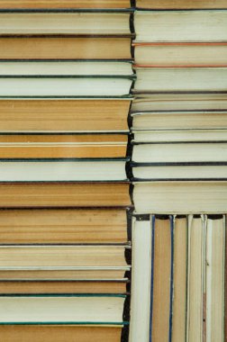 Pencerenin dışında bir yığın eski kitap.