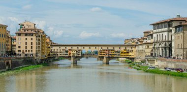 11.04.2019. İtalya. Floransa. Ponte Vecchio köprüsü ve Arno nehri manzarası.