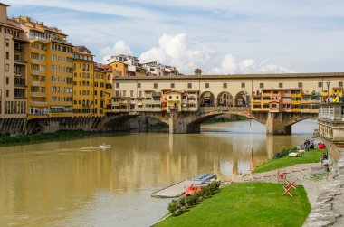 11.04.2019. İtalya. Floransa. Ponte Vecchio köprüsü ve Arno nehri manzarası.