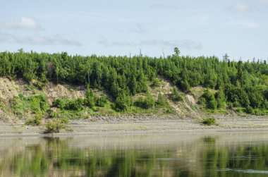Nehrin kıyısından Yeniseilerin manzarası.