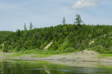 Nehrin kıyısından Yeniseilerin manzarası.