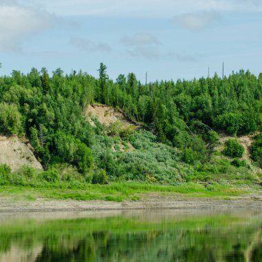 Nehrin kıyısından Yeniseilerin manzarası.