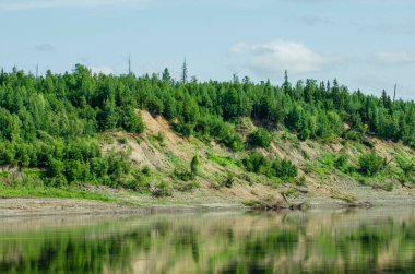 Nehrin kıyısından Yeniseilerin manzarası.
