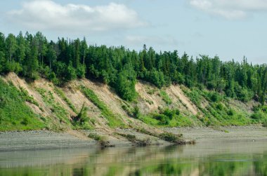 Nehrin kıyısından Yeniseilerin manzarası.