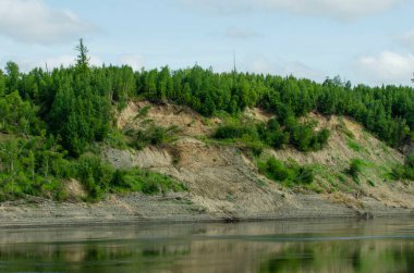 Nehrin kıyısından Yeniseilerin manzarası.