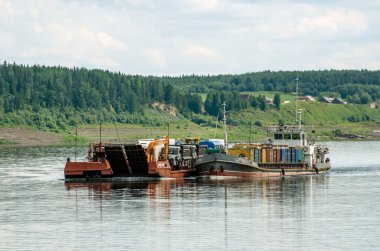 30.07.2021 Rusya. Krasnoyarsk bölgesi. Motorlu gemi ST-701 Alinskoye köyünün yakınından geçiyor..