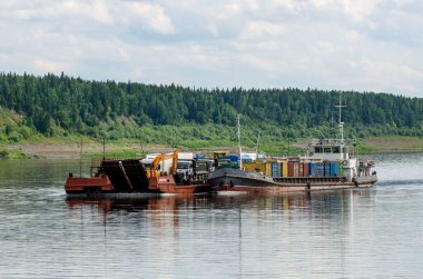 30.07.2021 Rusya. Krasnoyarsk bölgesi. Yenisei Nehri 'nde bir mavnası olan ST-701 motor gemisi kuzey teslimatını gerçekleştirir..