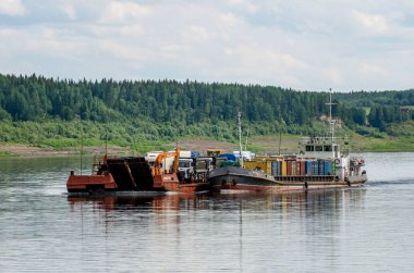 30.07.2021 Rusya. Krasnoyarsk bölgesi. Yenisei Nehri 'nde bir mavnası olan ST-701 motor gemisi kuzey teslimatını gerçekleştirir..