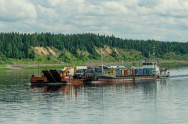 30.07.2021 Rusya. Krasnoyarsk bölgesi. Yenisei Nehri 'nde bir mavnası olan ST-701 motor gemisi kuzey teslimatını gerçekleştirir..