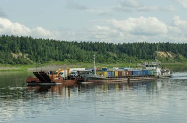 30.07.2021 Rusya. Krasnoyarsk bölgesi. Yenisei Nehri 'nde bir mavnası olan ST-701 motor gemisi kuzey teslimatını gerçekleştirir..