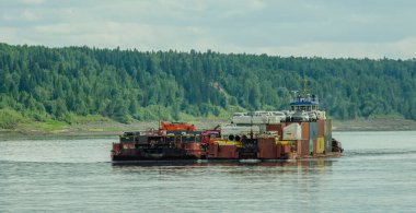 30.07.2021. - Rusya. Krasnoyarsk bölgesi. Yenisei Nehri 'nde iki mavnası olan uyuşturucu gemisi RT-772 kuzey teslimatını gerçekleştirdi..