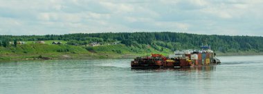 30.07.2021 Rusya. Krasnoyarsk bölgesi. Satıcı gemisi RT-772 ile Alinskoye köyünün yakınından geçen iki mavna..