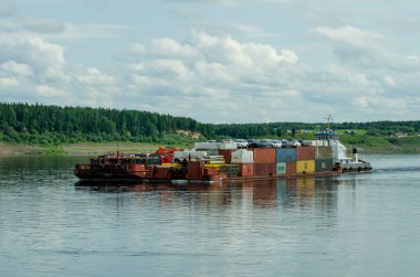 30.07.2021 Rusya. Krasnoyarsk bölgesi. Satıcı gemisi RT-772 ile Alinskoye köyünün yakınından geçen iki mavna..