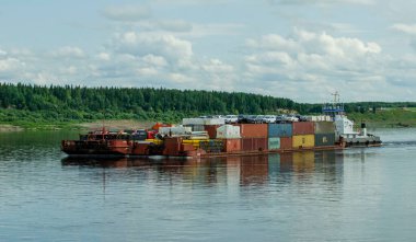 30.07.2021. - Rusya. Krasnoyarsk bölgesi. Yenisei Nehri 'nde iki mavnası olan uyuşturucu gemisi RT-772 kuzey teslimatını gerçekleştirdi..
