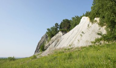 Tom Nehri 'nin kıyısında Büyük Parmak adında kayalık bir oluşum. Tomsk bölgesi. Rusya.   