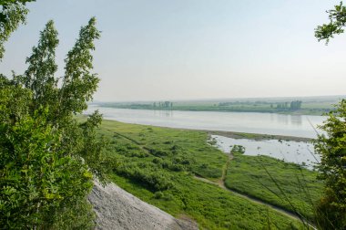Yüksek bir uçurumdan Tom Nehri 'nin manzarası. Tomsk bölgesi. Rusya. 
