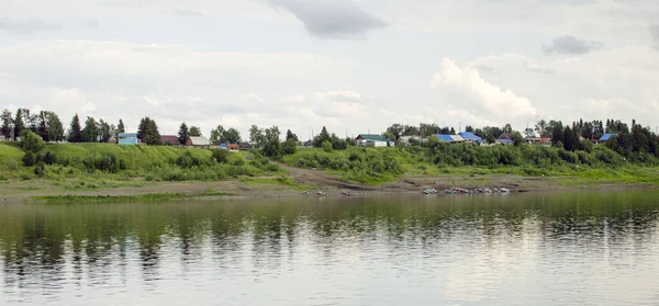 2021 Rusia Wilayah Krasnoyarsk Pemandangan Desa Verkhneimbatsk Dari Sungai Yenisei — Stok Foto