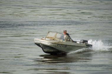    - Rusya. Krasnoyarsk bölgesi. Yenisei Nehri 'nde tekne..