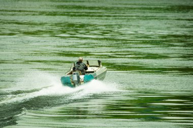    - Rusya. Krasnoyarsk bölgesi. Yenisei Nehri 'nde tekne..