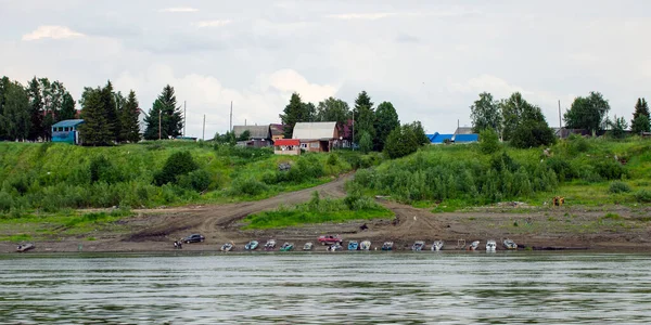  30.07.2021 Rusya. Krasnoyarsk bölgesi. Yenisei Nehri 'nden Verkhneimbatsk köyünün manzarası.