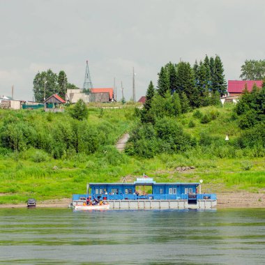 Yenisei Nehri 'nden Verkhneimbatsk köyünün manzarası. Krasnoyarsk bölgesi. Rusya.