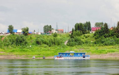 Yenisei Nehri 'nden Verkhneimbatsk köyünün manzarası. Krasnoyarsk bölgesi. Rusya.