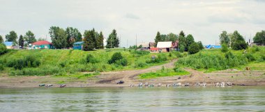Yenisei Nehri 'nden Verkhneimbatsk köyünün manzarası. Krasnoyarsk bölgesi. Rusya.