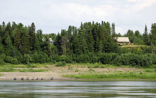 Yenisei Nehri 'nden Verkhneimbatsk köyünün manzarası. Krasnoyarsk bölgesi. Rusya.