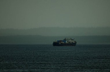      30.07.2021 Rusya. Krasnoyarsk bölgesi. Yenisei Nehri 'nde bulutlu bir havada motorlu gemi 