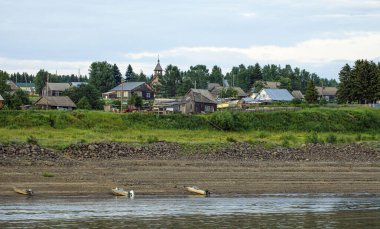    Yenisei Nehri 'nden Bakhta köyü manzarası. Krasnoyarsk bölgesi. Rusya.