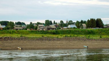    Yenisei Nehri 'nden Bakhta köyü manzarası. Krasnoyarsk bölgesi. Rusya.