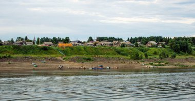    Yenisei Nehri 'nden Bakhta köyü manzarası. Krasnoyarsk bölgesi. Rusya.