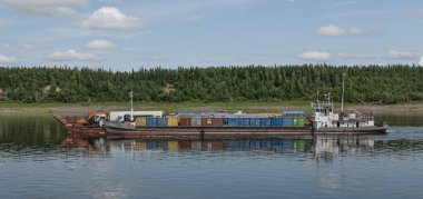 30.07.2021 Rusya. Krasnoyarsk bölgesi. Yenisei Nehri 'nde bir mavnası olan ST-701 motor gemisi kuzey teslimatını gerçekleştirir..