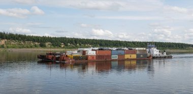 30.07.2021 Rusya. Krasnoyarsk bölgesi. Yenisei Nehri 'nde iki mavnası olan uyuşturucu gemisi RT-772 kuzey teslimatını gerçekleştirdi..