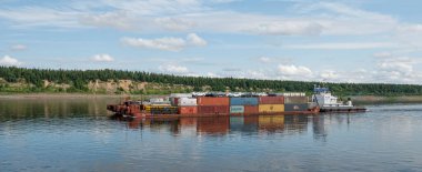 30.07.2021 Rusya. Krasnoyarsk bölgesi. Yenisei Nehri 'nde iki mavnası olan uyuşturucu gemisi RT-772 kuzey teslimatını gerçekleştirdi..