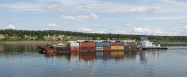 30.07.2021 Rusya. Krasnoyarsk bölgesi. Yenisei Nehri 'nde iki mavnası olan uyuşturucu gemisi RT-772 kuzey teslimatını gerçekleştirdi..