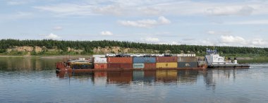 30.07.2021 Rusya. Krasnoyarsk bölgesi. Yenisei Nehri 'nde iki mavnası olan uyuşturucu gemisi RT-772 kuzey teslimatını gerçekleştirdi..