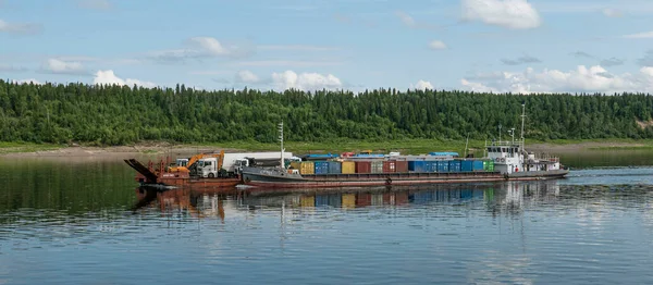 30.07.2021 Rusya. Krasnoyarsk bölgesi. Yenisei Nehri 'nde bir mavnası olan ST-701 motor gemisi kuzey teslimatını gerçekleştirir..