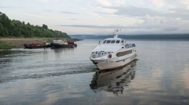 30.07.2021 Rusya. Krasnoyarsk bölgesi. Bor köyünün yakınındaki Yenisei Nehri 'nde sabah.