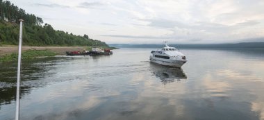 30.07.2021 Rusya. Krasnoyarsk bölgesi. Bor köyünün yakınındaki Yenisei Nehri 'nde sabah.