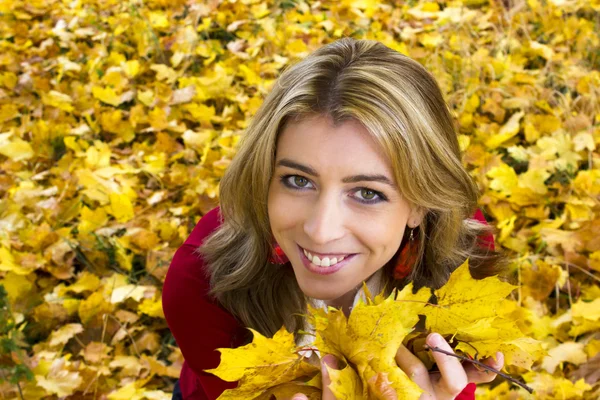 Schöne Frau mit gelben Blättern — Stockfoto