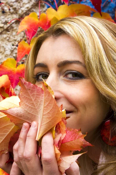 秋天-美丽的女人，用树叶 — 图库照片