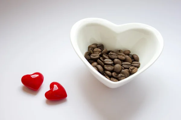 Miska w kształcie serca z ziaren kawy — Zdjęcie stockowe