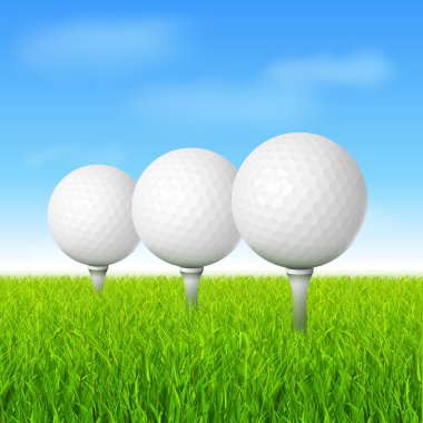 Yeşil çimenlerin üzerinde golf topları
