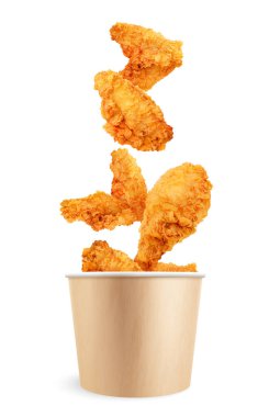 Tavuk fast food gerçekçi kompozisyonu. Kızarmış tavuk kanatlarının kağıt kova vektör çizimine düşüşünün izole görüntüsü.